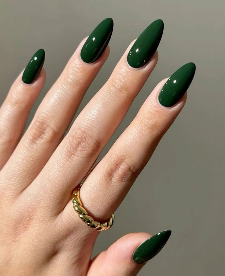 green nails, emerald green nails, sage green nails, dark green nails, olive green nails